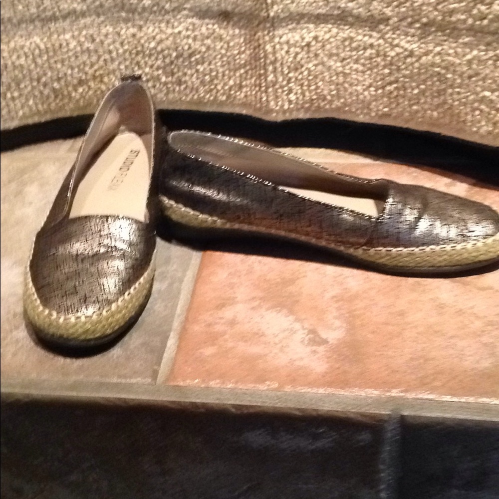 Women's flat shoes